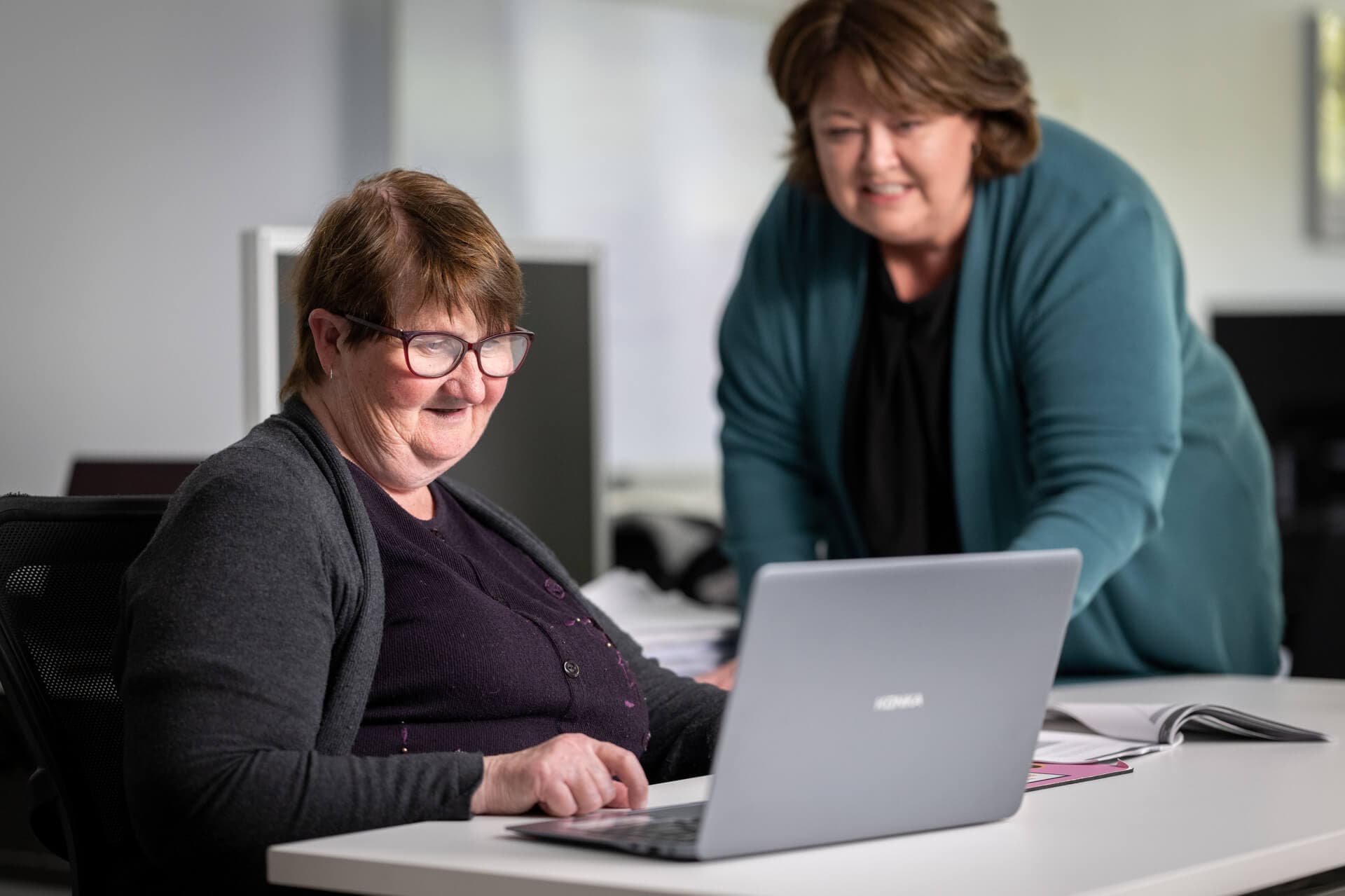 Ruth_on_laptop
