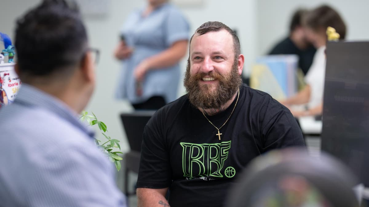 A Workforce Australia participant sits with an APM consultant as part of the SWAG event in Bendigo